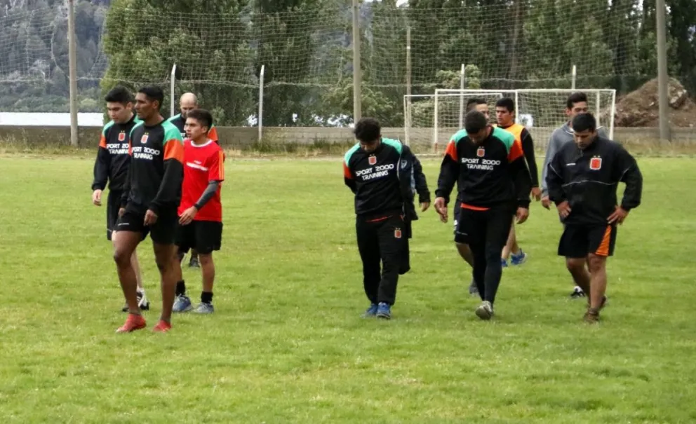Cruz del Sur y Puerto Moreno chocan en el debut