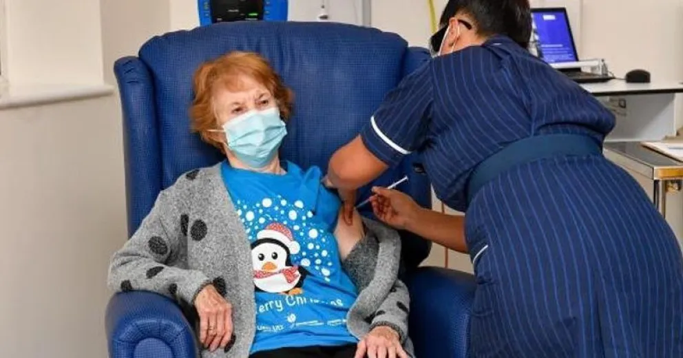Una mujer de 90 años, la primera del mundo en recibir la vacuna de coronavirus