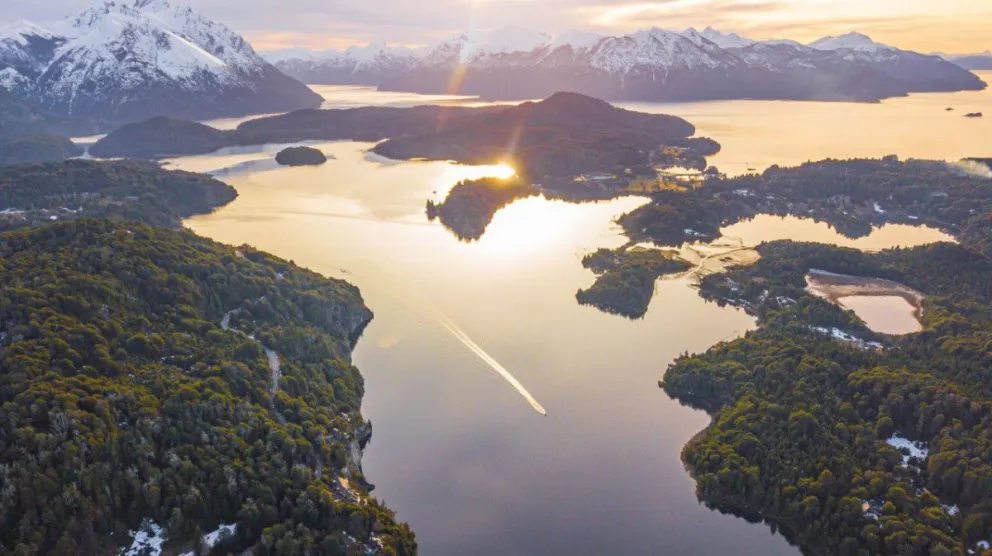 El fotógrafo Chiwi Giambirtone fue premiado por sus impactantes fotos aéreas de Bariloche
