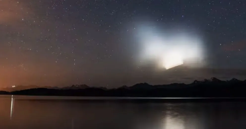Registraron una extraña luz blanca cruzando el cielo de Villa La Angostura