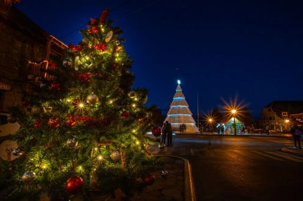 Sin su habitual cuenta regresiva multitudinaria, se encendió el árbol de navidad del Cívico