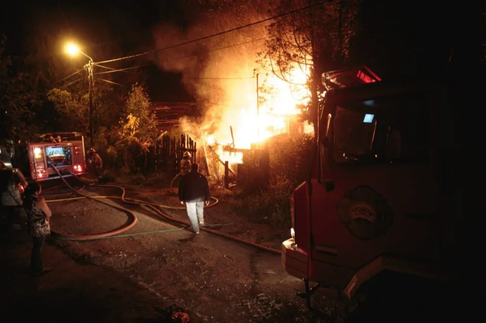Incendio arrasó una vivienda en Villa Llanquihue