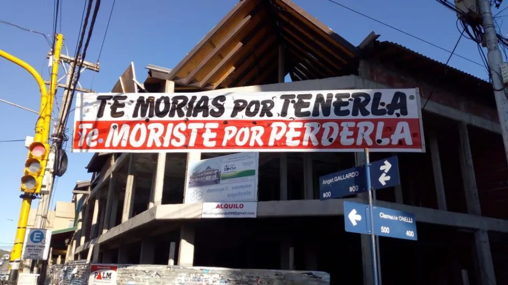 Hinchas de River recordaron el triunfo en el Bernabeu con pasacalles dedicados a los "primos"