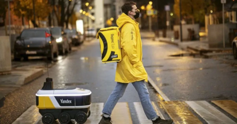 Así funciona el robot que te lleva la comida a tu casa en Rusia