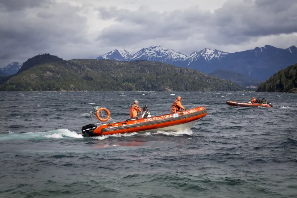 El clima complica las tareas en el Lago Moreno pero Prefectura no cesará la búsqueda