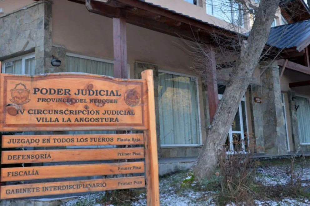 Un expolicía en el banquillo por aberrantes y prolongados abusos a su nieta