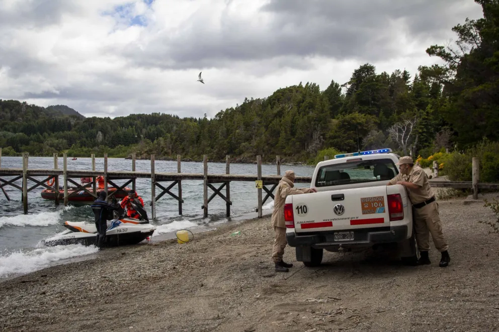 Vecinos de Lago Moreno recorrieron las costas tratando de hallar al kayakista
