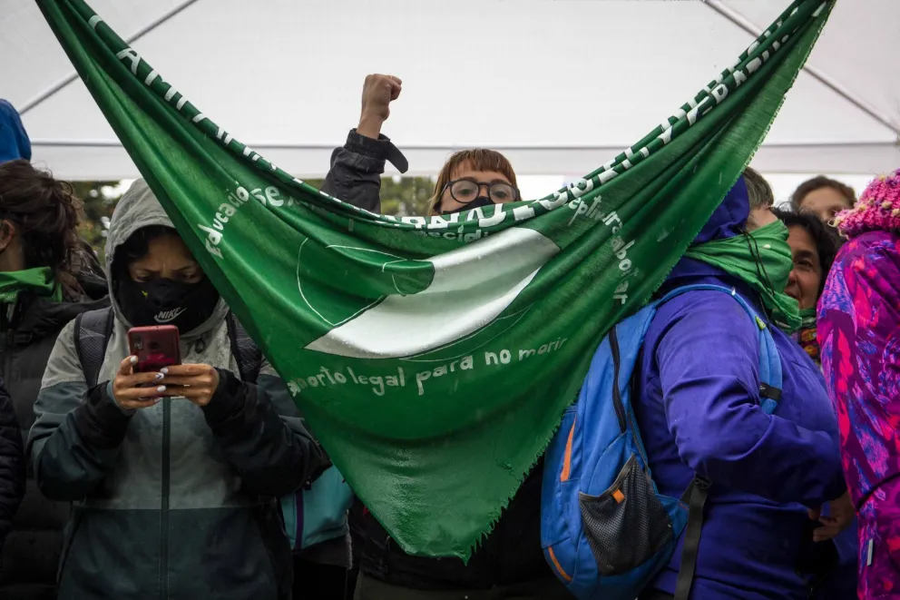 Pese a la lluvia, permaneció firme la vigilia por el aborto legal en el Centro Cívico