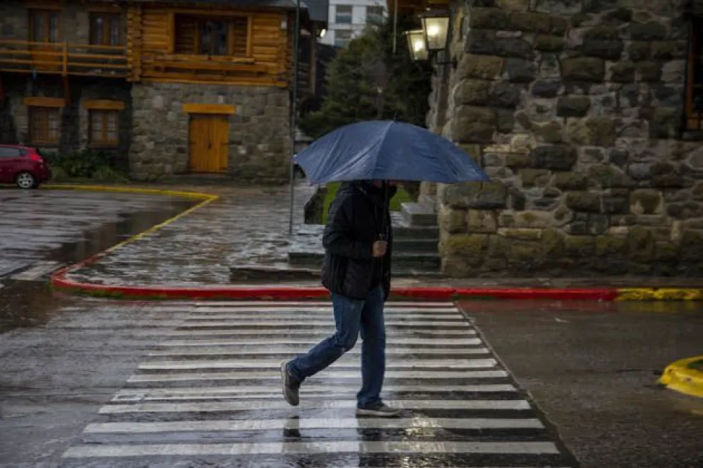 Un muerto y casi cien nuevos casos positivos de COVID-19 en Bariloche