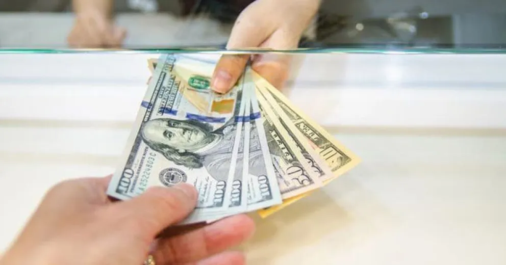 Dólar Blue: por qué se vende casi $50 por debajo de su récord