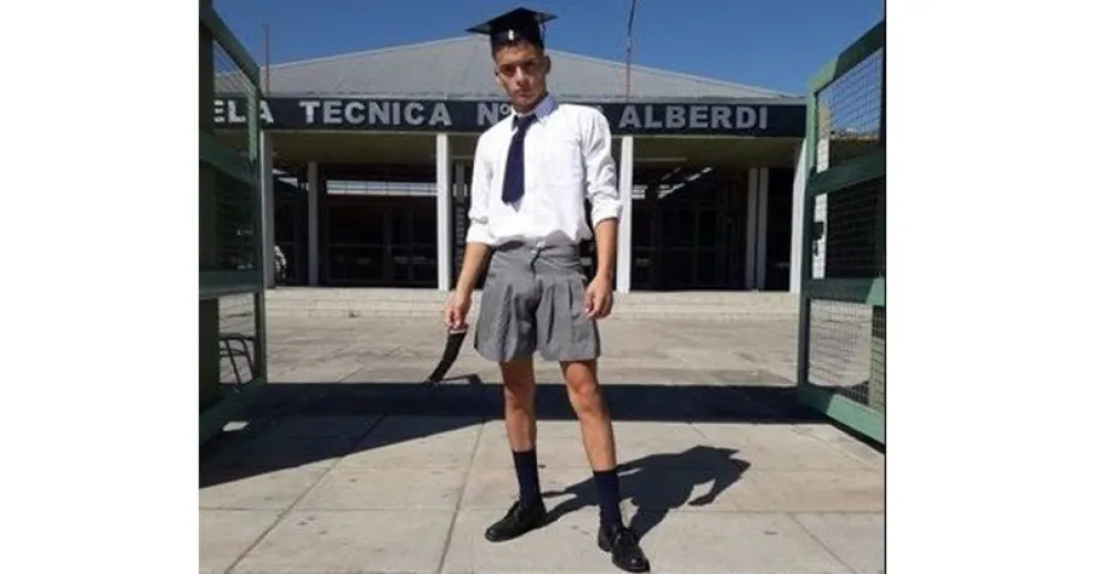 No le entregaron el diploma de graduación a un alumno por usar pollera