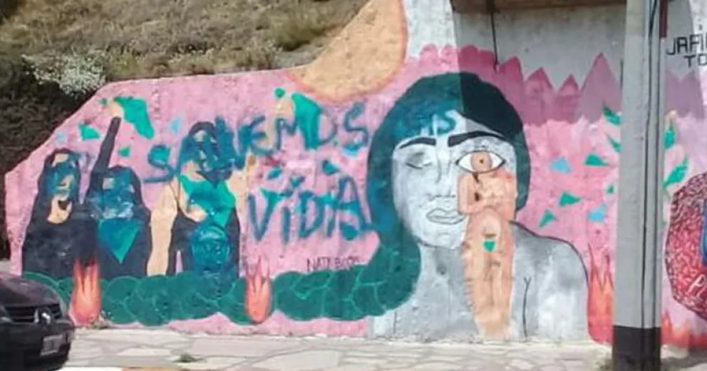 Repudian pintadas sobre el mural de calle Moreno