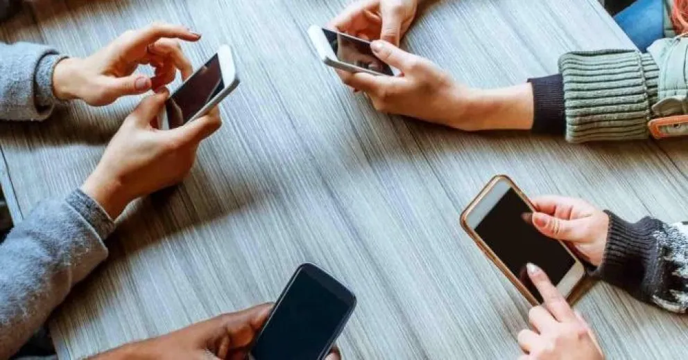 La iniciativa se enmarca en una creciente preocupación a nivel mundial sobre el impacto de las tecnologías en el ámbito educativo.