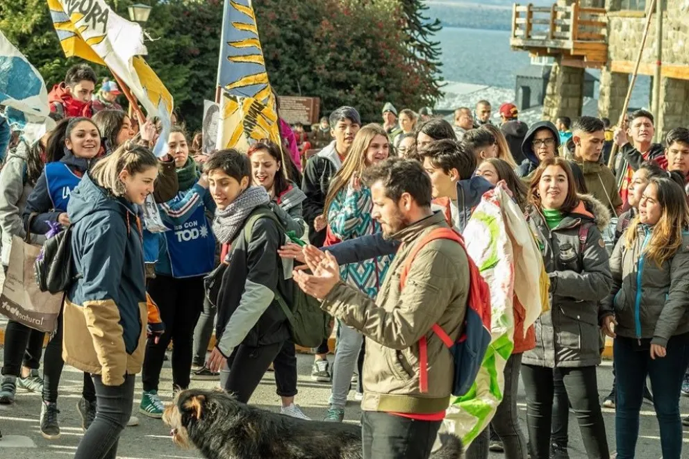 Balance de estudiantes secundarios: campañas contra la deserción y compromiso entre pares