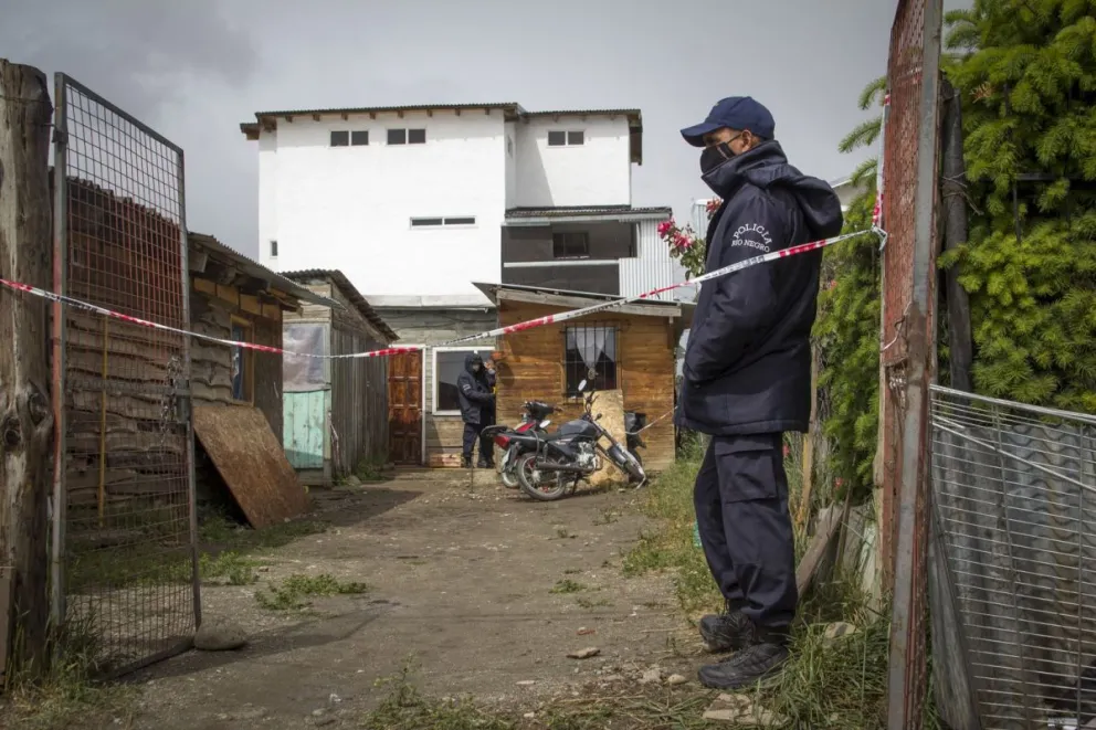 Manipulaban un arma, dispararon y mataron a una mujer que estaba en la casa de al lado