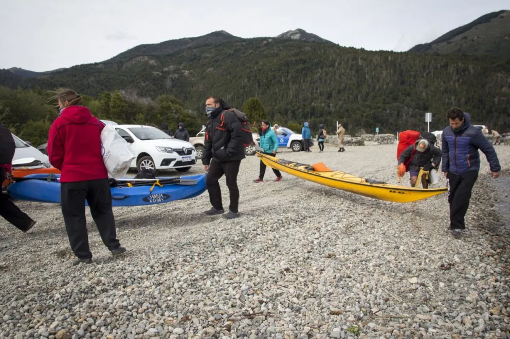 Más de cien voluntarios se sumaron a la búsqueda del kayakista Quinteros