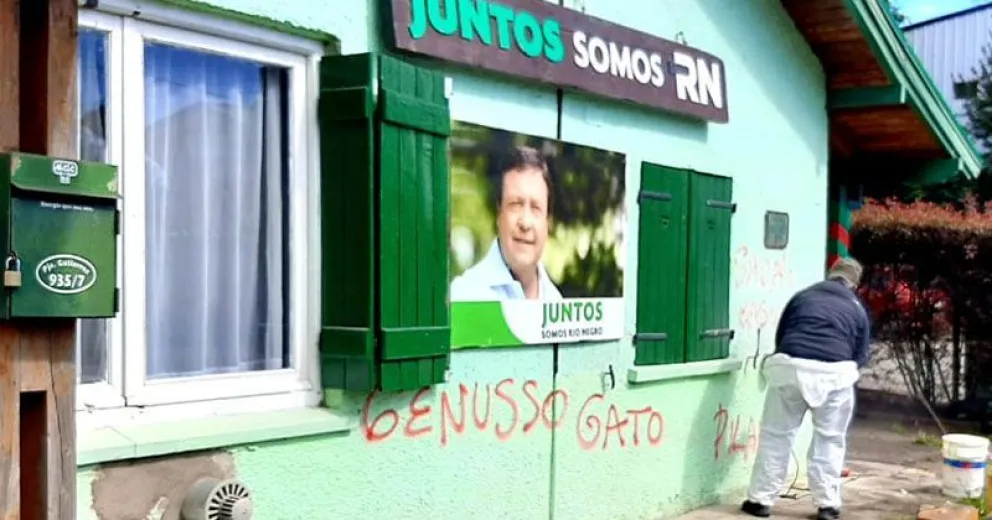 Pintadas de los vecinos de El Pilar I en la sede de Juntos
