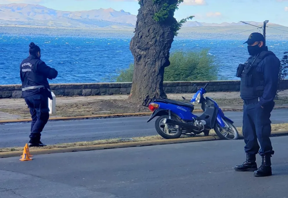 Motociclista cayó al pavimento por esquivar un auto que hizo una mala maniobra