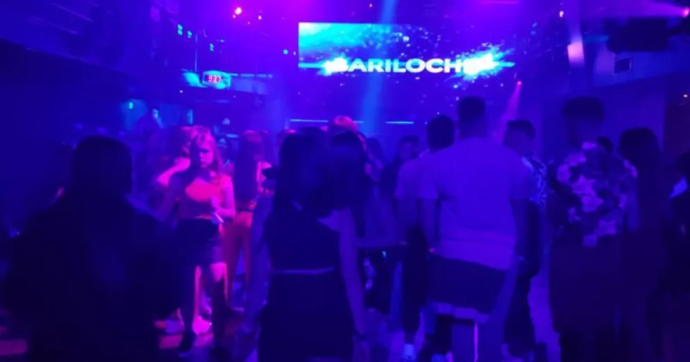 Llegaron los primeros egresados a Bariloche y lo celebraron en un boliche