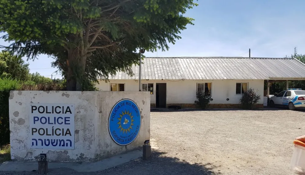 Amenazó con un machete a los dueños de casa y les destrozó el auto