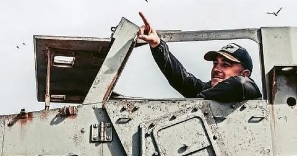 Indignación por la foto del hijo de Odarda jugando en el Memorial Malvinas