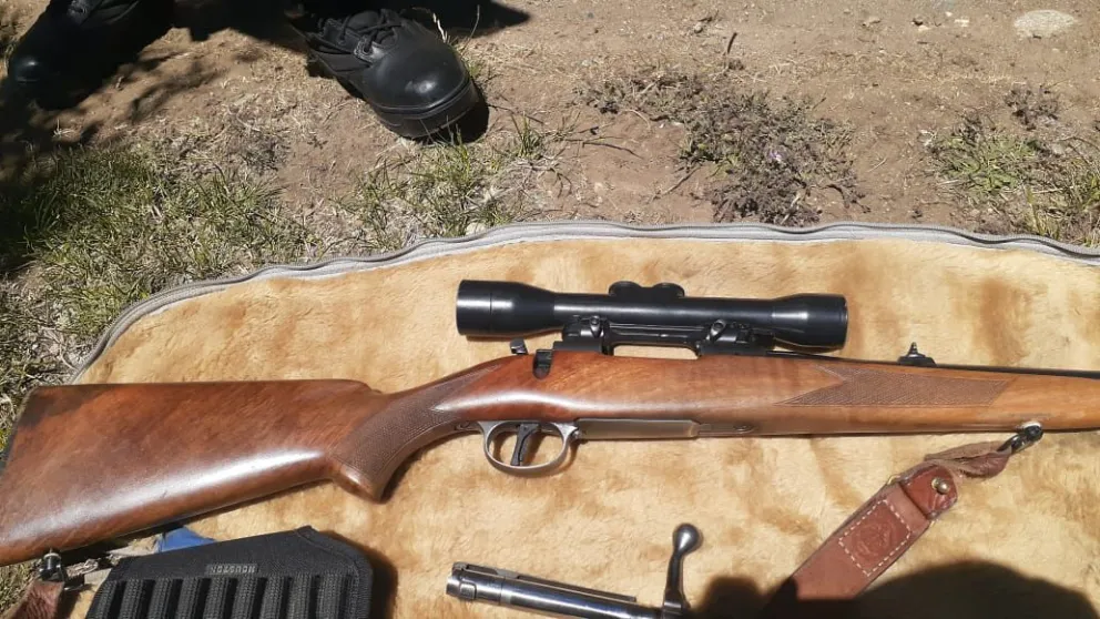 Lo "cazaron" con el fusil en la mano