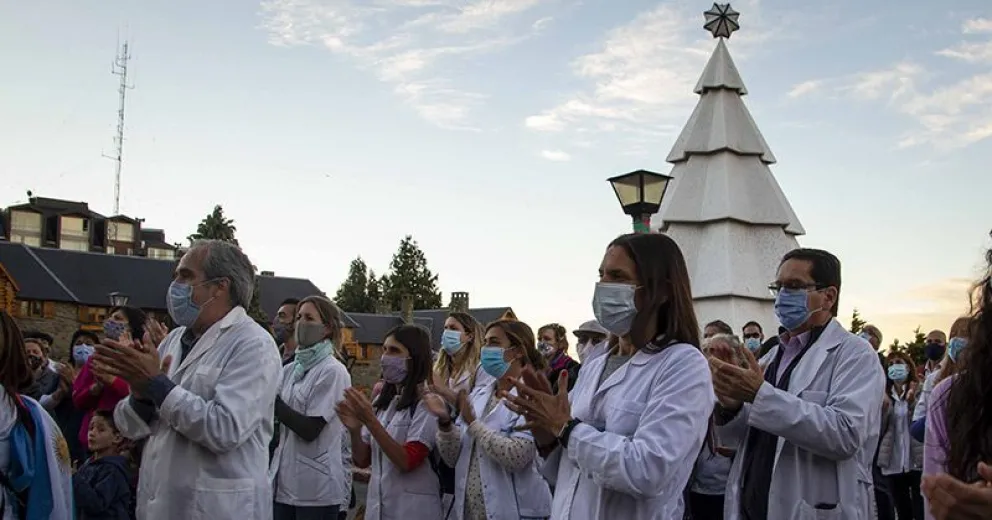Numerosa marcha de trabajadores de la Salud hacia el Centro Cívico