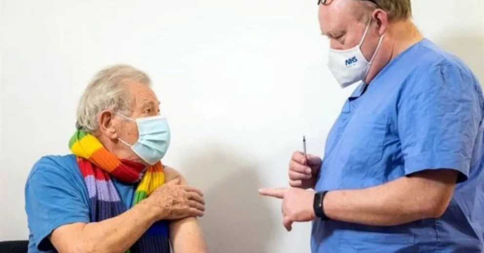 Ian McKellen, el primer famoso en aplicarse la vacuna contra el coronavirus