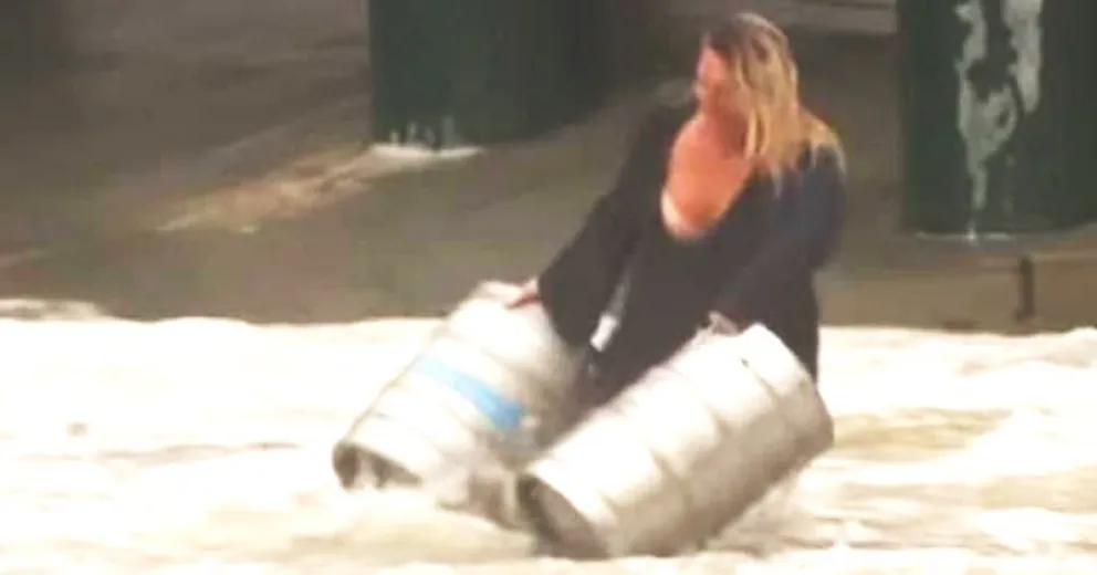 Arriesga su vida para rescatar dos barriles de cerveza durante una inundación