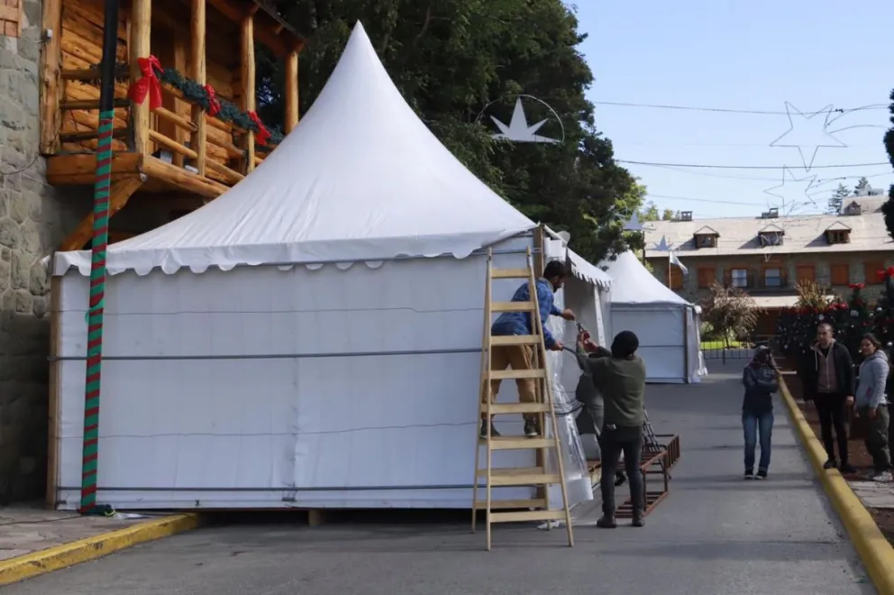 Empezaron a levantar la Feria Navideña en el Centro Cívico