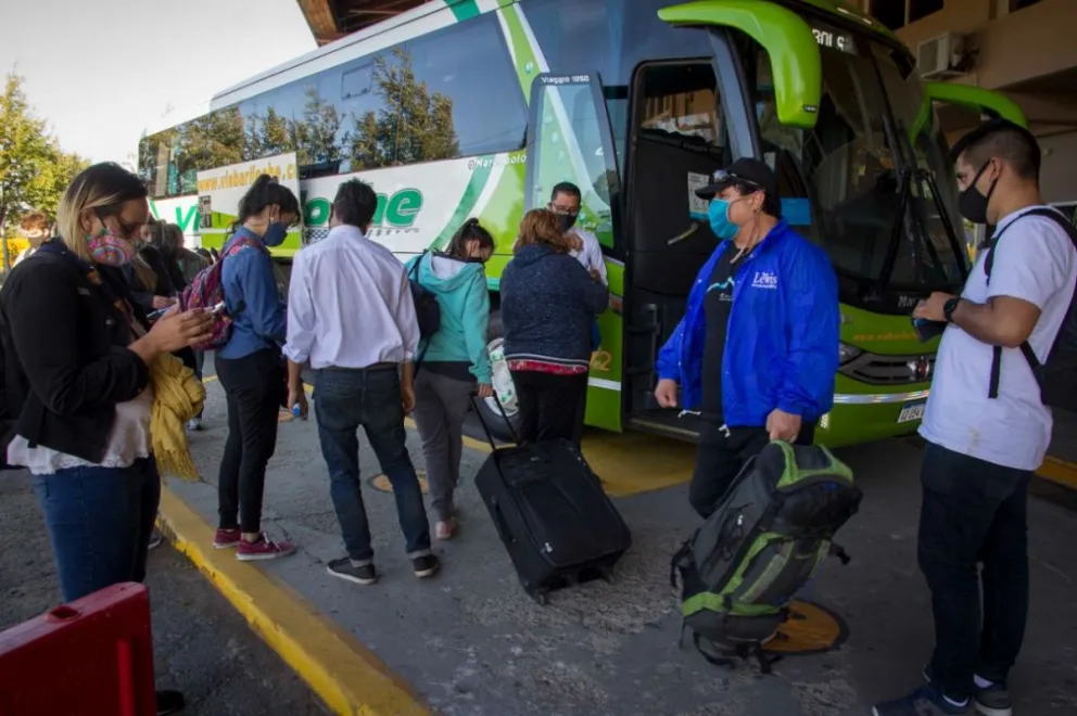 ¿Por qué no aumentan las frecuencias de los micros de turistas a Bariloche?