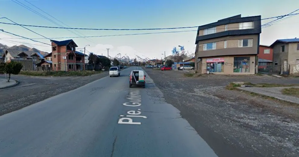 Una joven fue trasladada al hospital tras fuerte choque contra una camioneta   