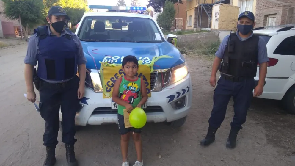 Policía visitó casa por casa a pequeños de Comallo que egresaron del jardín