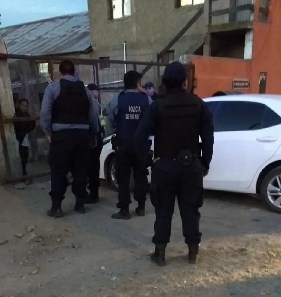 Fue a la casa de su expareja y la agarró del cuello