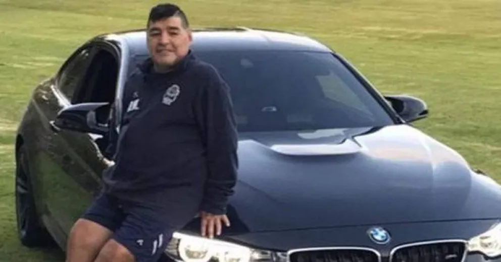 Se inició la entrega de los autos de lujo de Diego Maradona
