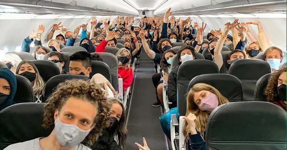 Según la empresa, los egresados con coronavirus no habían respetado el aislamiento antes de viajar