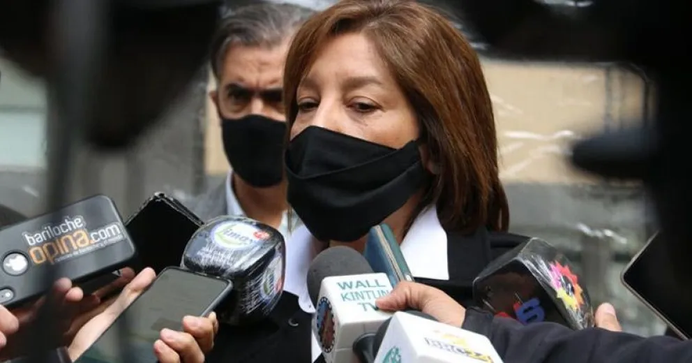 La gobernadora aseguró que el turismo estudiantil "dificulta el distanciamiento"