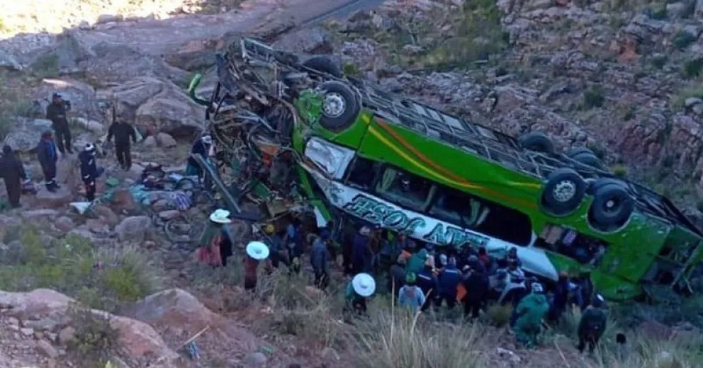 Colectivo desbarrancó por un precipicio y hay al menos 12 muertos
