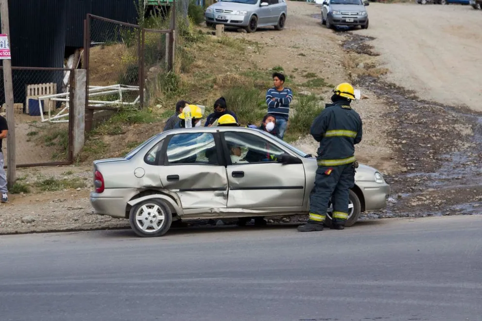 Una persona herida tras la colisión entre un auto y una camioneta