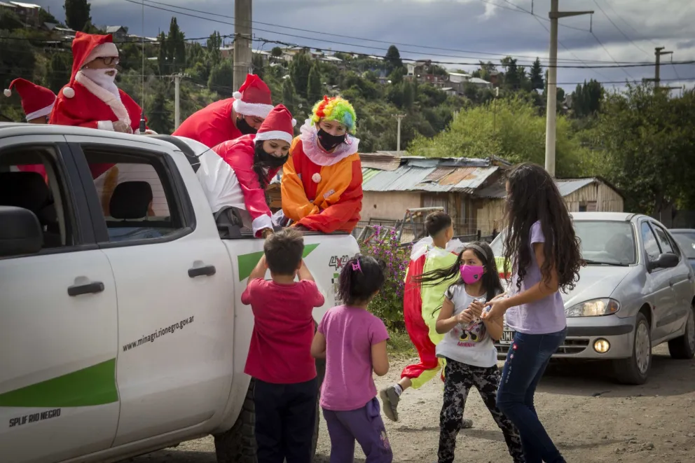 El grupo “Manos en Acción” repartió golosinas por toda la ciudad a los más chicos