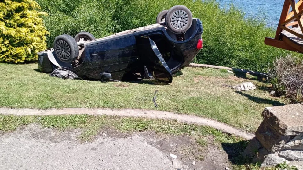 Salió despedida del auto tras perder el control y está grave