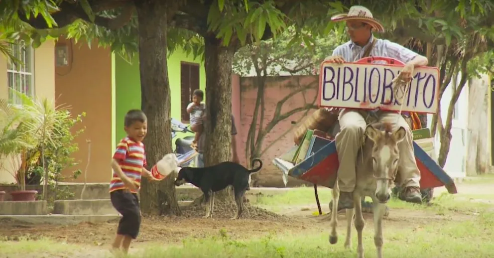 Biblioburro: la historia del profesor que reparte libros para cambiar la realidad de su sociedad