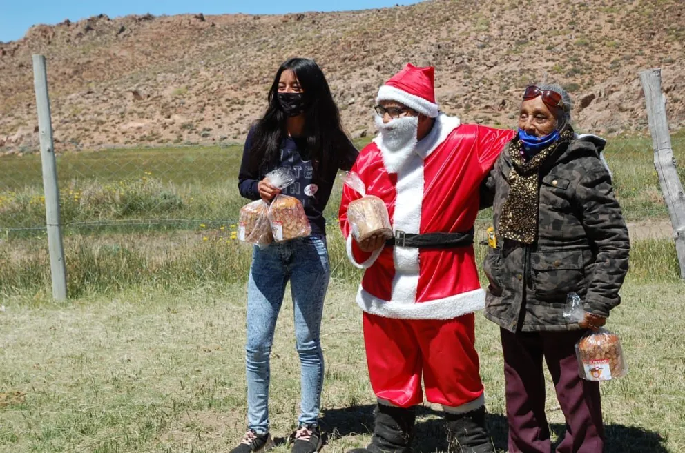 Matilde y Lautaro llevaron sonrisas navideñas a la Línea Sur