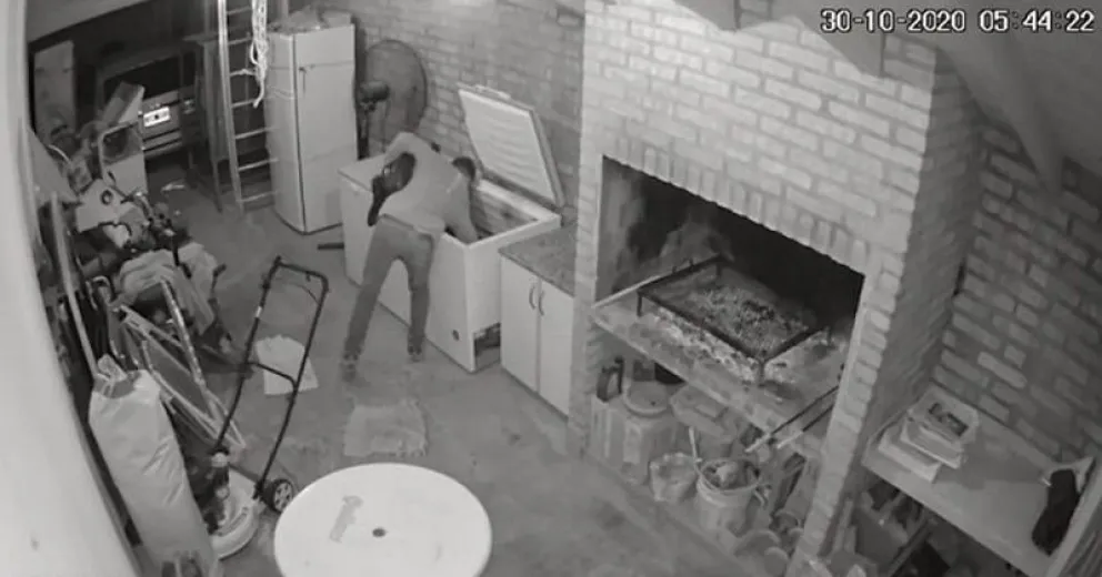 Lo contrataron para hacer el asado en un cumple, se emborrachó y robó la carne