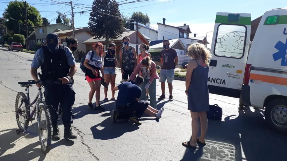 Una ciclista y un auto impactaron en Mitre y Ruíz Moreno