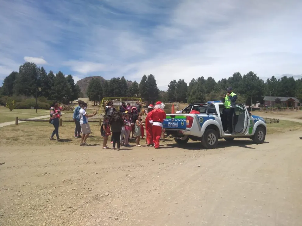 Papá Noel sorprendió a los niños de Ñirihuau y Dina Huapi