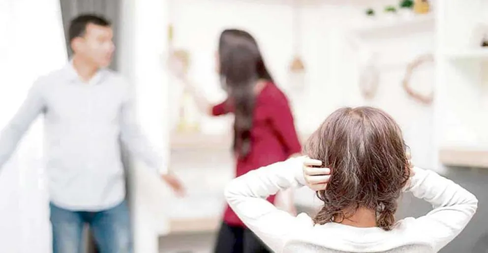 Los multaron por maltratarse y afectar psicológicamente a su hija