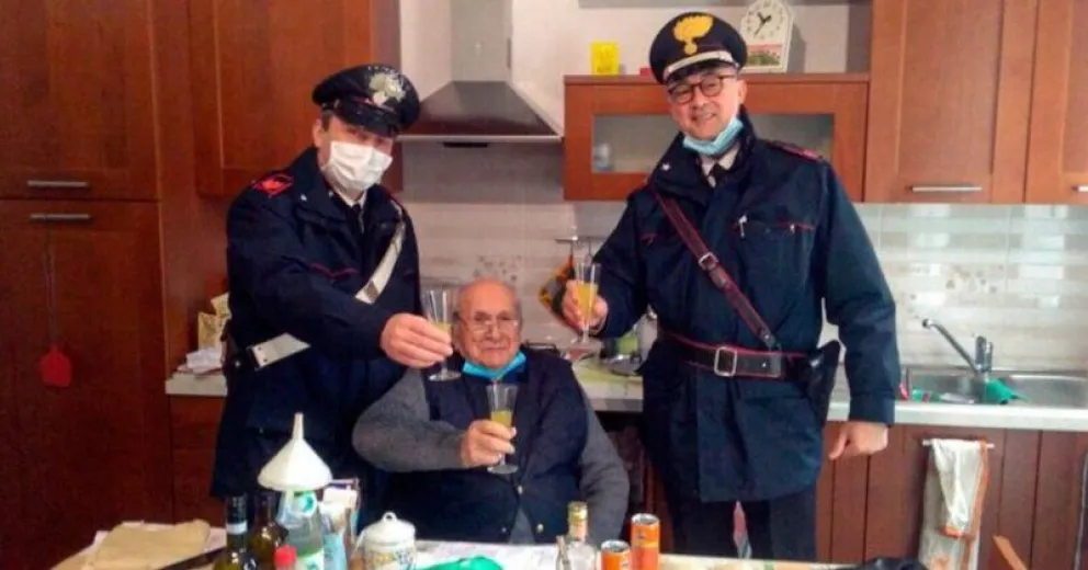 Italia: un abuelo de 94 años llamó a la policía para no brindar solo en Navidad