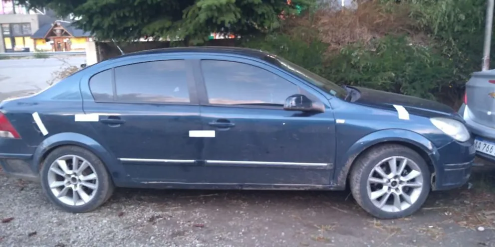 Ladrones abandonaron su auto y escaparon de la policía por una zona boscosa