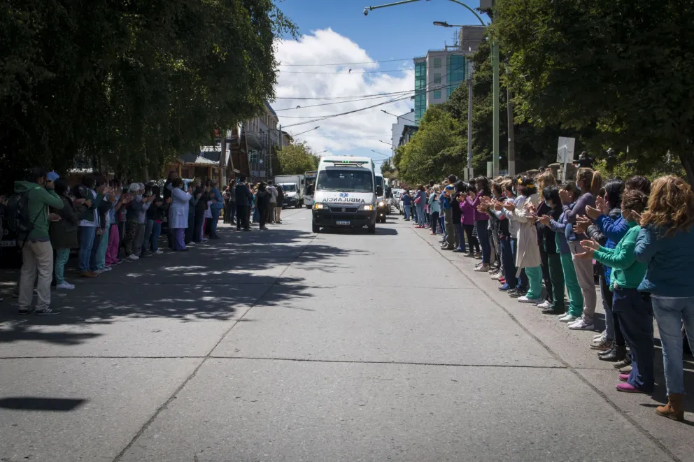 Con aplausos y lágrimas los trabajadores de la salud despidieron a "Carlitos"